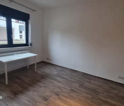 Zimmer mit offener Küche