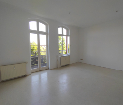 Wohnzimmer mit Balkon
