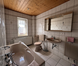 Badezimmer mit Badewanne & Dusche