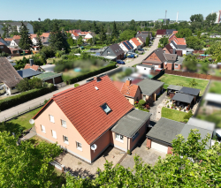 Doppelhaushälfte in ruhiger, naturnaher Lage von Premnitz-Süd – mit großzügigem, gepflegtem Garten, Pavillon, praktischer Garage und vielseitig nutzbarem Nebengebäude
