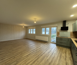 Offene Wohnküche mit Zugang zur Terrasse