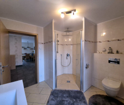 Badezimmer im Erdgeschoss