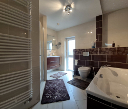 Badezimmer im Obergeschoss