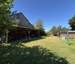 Garten mit Fahrradcarport